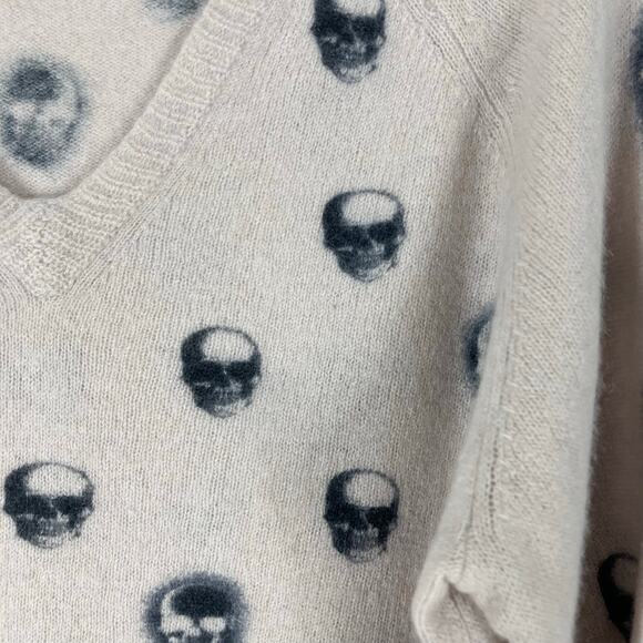 Nwot Skull Cashmere Sweater M Pink Black-Skulls Graphic V-Neck Long-Sleeve - Picture 6 of 9